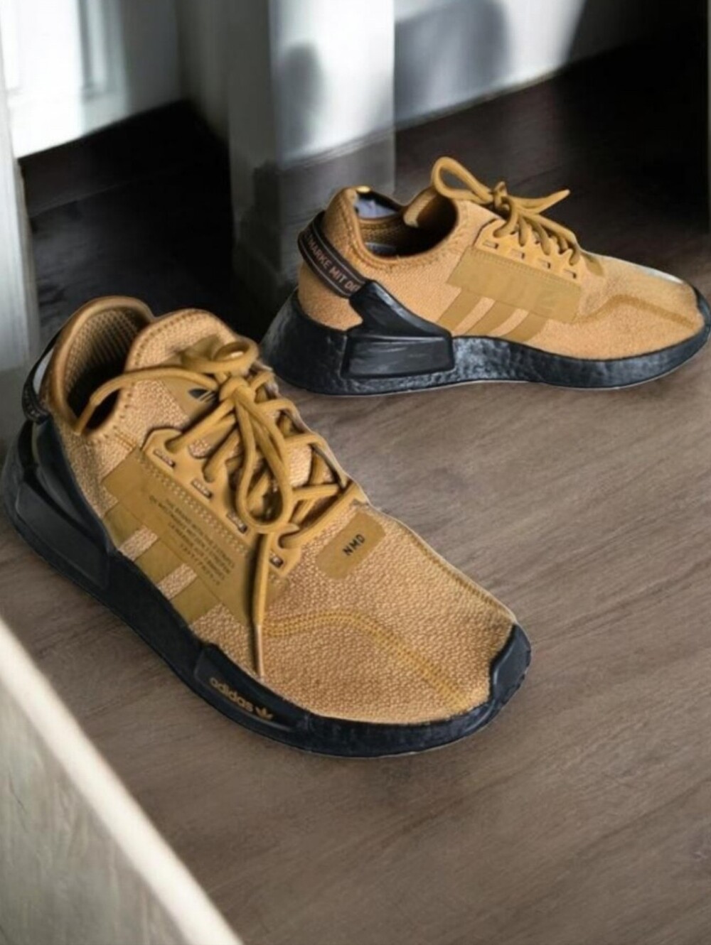 ADIDAS (5 Men / 6 WOMEN ) NMD R1 V2 Royal Gold